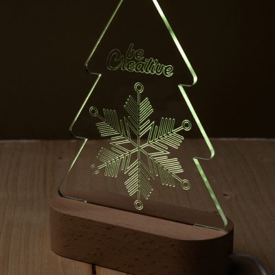 z wielokolorowym oświetleniem LED zasilanym przez USB. W zestawie kabel USB do ładowania. Cena zawiera grawerunek akrylowej choinki. Min. ilość: 25 szt.