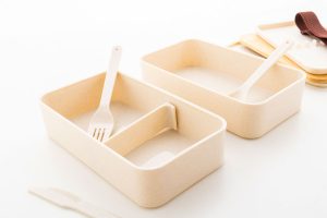 bambusową pokrywką i elastycznym paskiem. Z 2 przegródkami o pojemności 700 ml każda.
