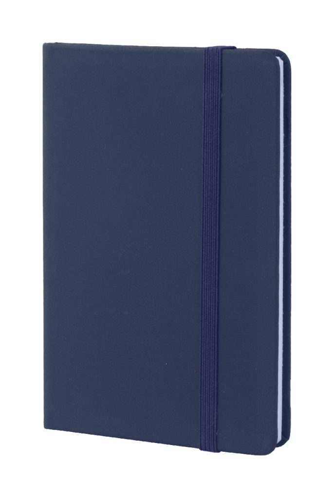 Notes z okładką ze skóry PU z 100 gładkimi kartkami. Zawiera zakładkę i gumkę. Rozmiar A6.