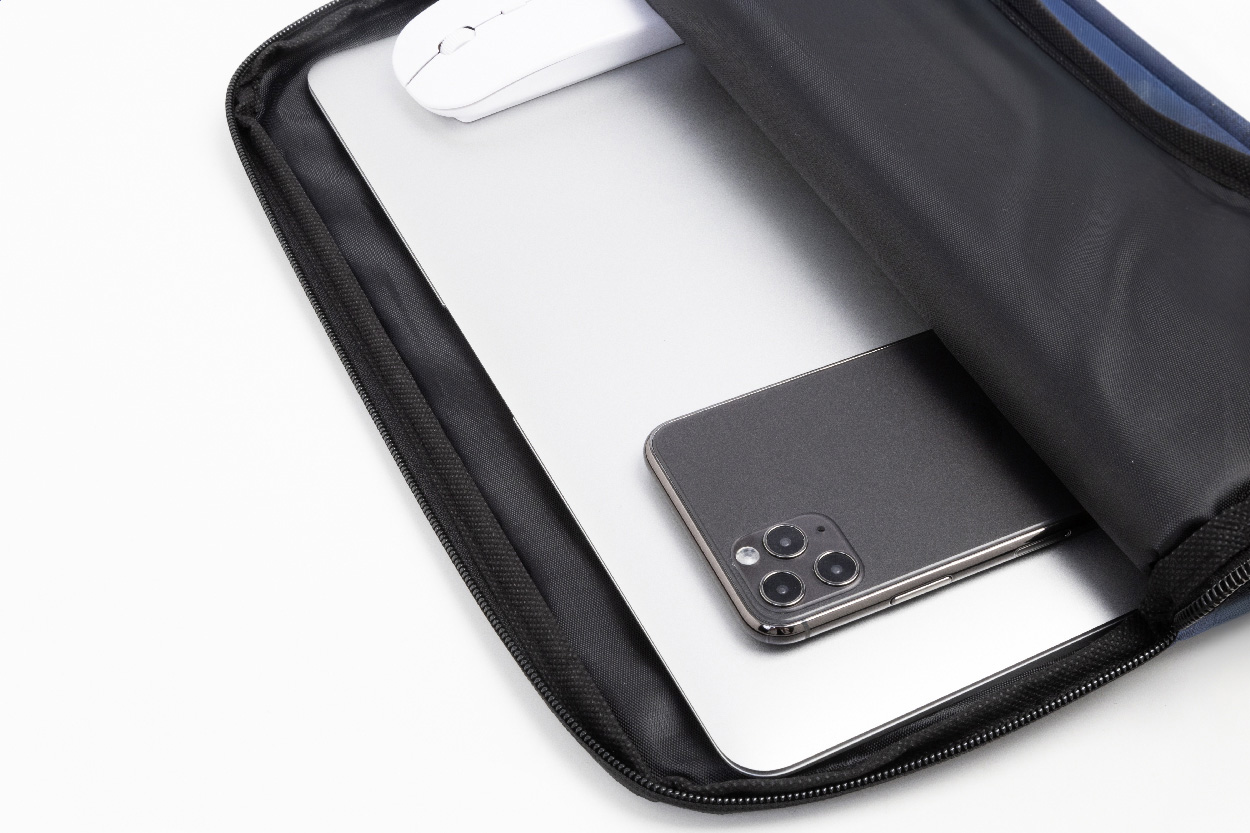 Torba na laptopa RPET Reptop – Torba na laptopa z poliestru RPET 600D z przegrodą na zamek i wyściółką wewnętrzną. Pasuje do laptopów o przekątnej do 15 cali. Z charakterystyczną metką RPET.