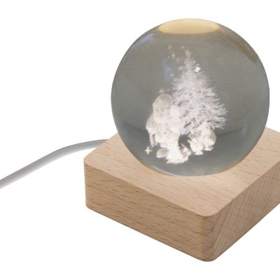 Świąteczna kula Borealis – Szklana kula świąteczna z drewnianą podstawą LED. W zestawie kabel USB do ładowania.