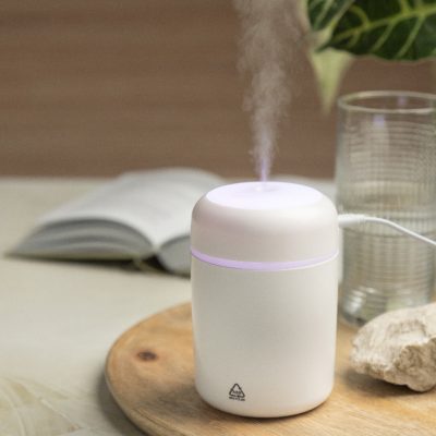 Nawilżacz RABS Rapor – Nawilżacz powietrza z recyklingowanego tworzywa ABS z wielokolorowym oświetleniem LED. W zestawie kabel USB do ładowania. Pojemność zbiornika: 280 ml.