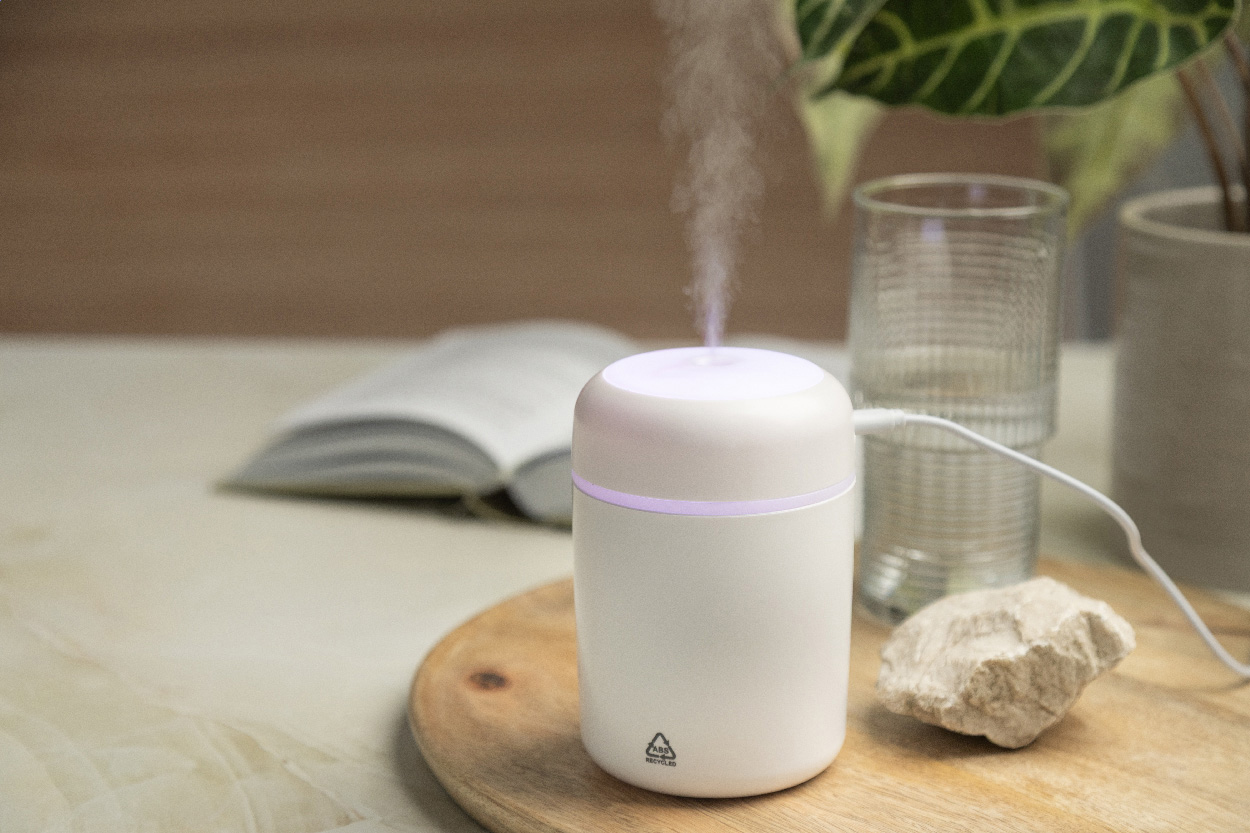 Nawilżacz RABS Rapor – Nawilżacz powietrza z recyklingowanego tworzywa ABS z wielokolorowym oświetleniem LED. W zestawie kabel USB do ładowania. Pojemność zbiornika: 280 ml.