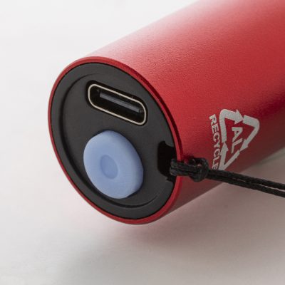 latarka akumulatorowa z recyklingowanego aluminium Chargelight Tone – Latarka z recyklingowanego aluminium z wbudowanym akumulatorem USB (400 mAh) i paskiem do noszenia. Z regulacją jasności i mocną latarką COB oraz 3 trybami świecenia. W zestawie kabel USB do ładowania.