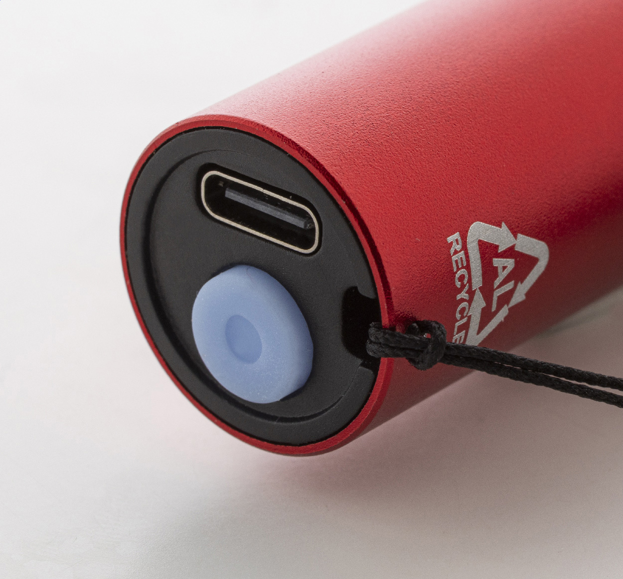 latarka akumulatorowa z recyklingowanego aluminium Chargelight Tone – Latarka z recyklingowanego aluminium z wbudowanym akumulatorem USB (400 mAh) i paskiem do noszenia. Z regulacją jasności i mocną latarką COB oraz 3 trybami świecenia. W zestawie kabel USB do ładowania.